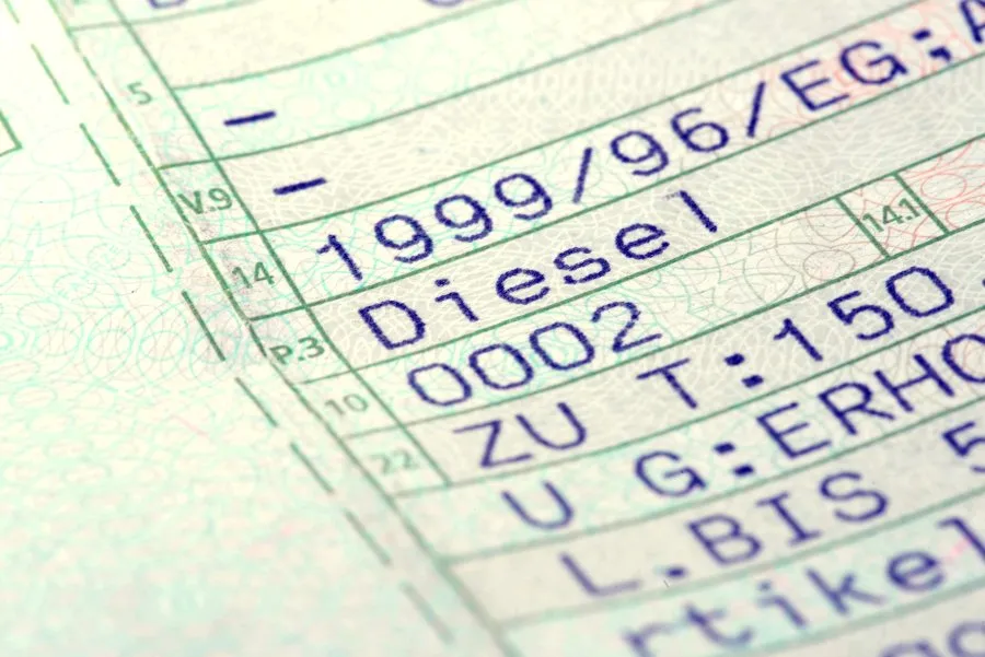 Fahrzeugpapiere und ein Autoschlüssel