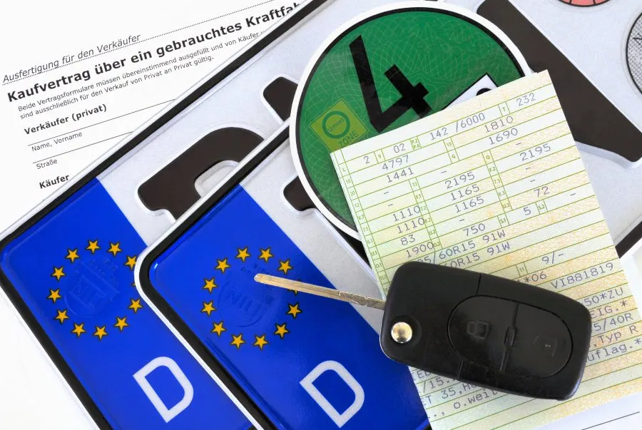 Kennzeichen, Fahrzeugpapiere und ein Autoschlüssel