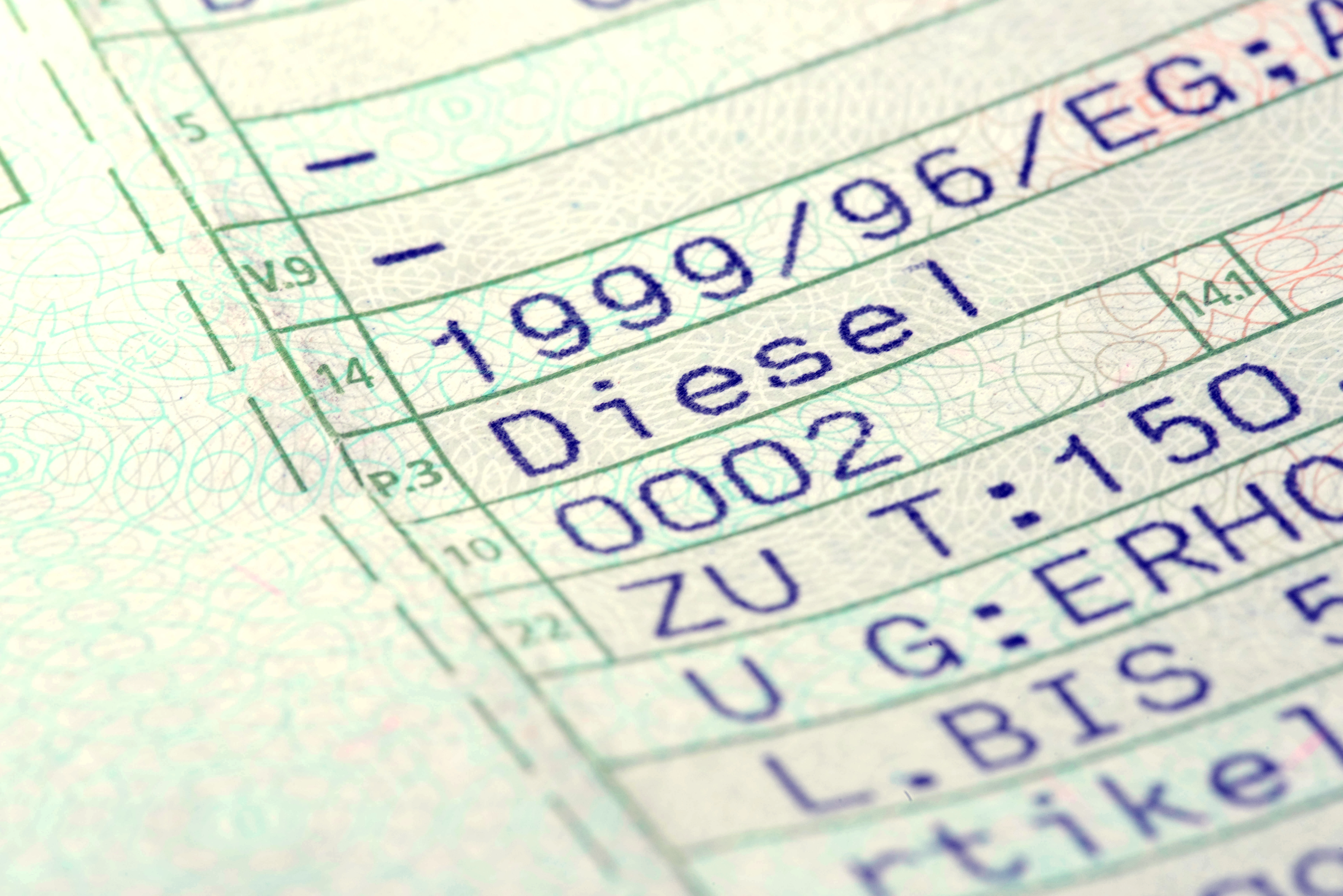 Fahrzeugpapiere und ein Autoschlüssel